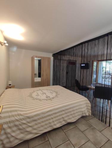 une chambre avec un grand lit dans une pièce dans l'établissement La Soulane, à Cucugnan