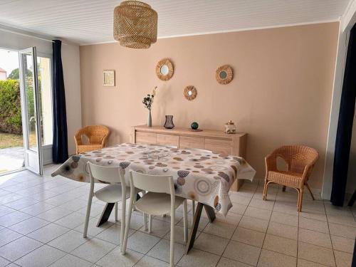 une salle à manger avec une table et des chaises dans l'établissement 100 M DE LA PLAGE 100 DU BOURG DES MOUTIERS EN RETZ, à Les Moutiers