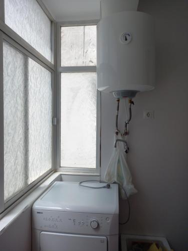 a laundry room with a window and a washing machine at Apartamento_Santa Isabel in Utrera