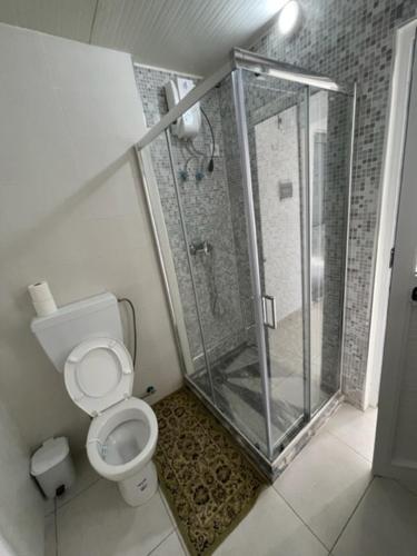 een badkamer met douche en toilet bij Apartamento in Praia