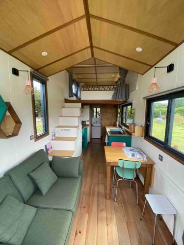 - un salon avec un canapé et une table dans l'établissement Tiny Ker Ael, à Landéda