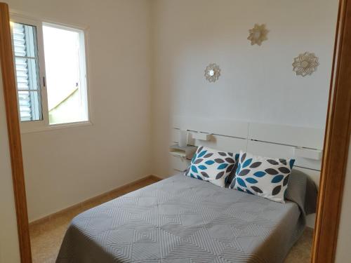 a small bedroom with a bed and a window at Casa Olini in Breña Alta
