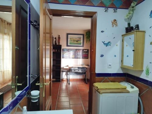 a bathroom with a sink and a desk in a room at La casa de Gloria in Cúllar-Vega