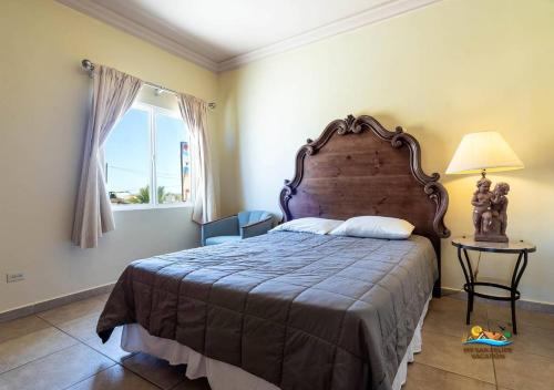 een slaapkamer met een groot bed en een raam bij Beautiful ocean view, Jerry`s condo 3 in San Felipe