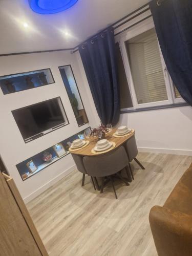 - une salle à manger avec une table dans l'établissement La Ninotot', à Margerie-Hancourt