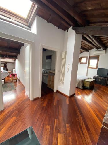 een grote woonkamer met houten vloeren en plafonds bij San Marino Skyline - Suite Virgilio in San Marino