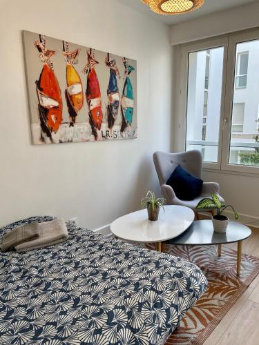 une chambre avec un lit, une table et une chaise dans l'établissement Hyper Centre Port La Rochelle, à La Rochelle