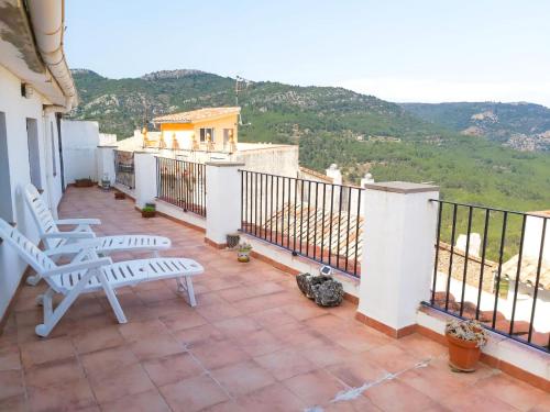 eine Terrasse mit zwei Stühlen und ein Balkon mit Aussicht in der Unterkunft Ca l'Èndula in Lucena del Cid