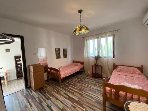 1 Schlafzimmer mit 2 Betten und einem Spiegel in der Unterkunft Flower villa in Tivat