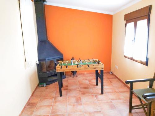 ein Zimmer mit einem Tisch und einem Holzofen in der Unterkunft Ca l'Èndula in Lucena del Cid