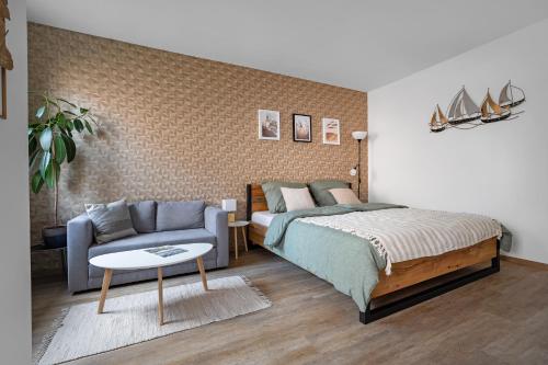 una camera con letto e divano di Golden Leaf Sladkovskeho a Olomouc