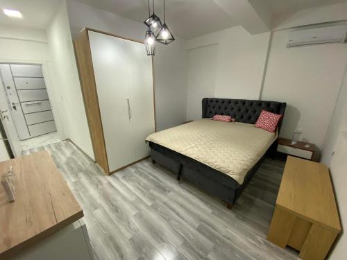 - une petite chambre avec un lit et une table dans l'établissement Oki doki 2, à Bitola