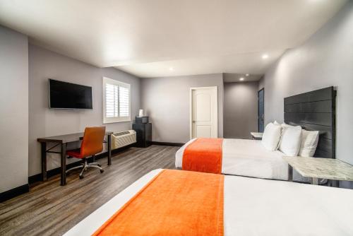 Habitación de hotel con 2 camas y escritorio en LYFE INN & SUITES by AGA - LAX Airport en Inglewood