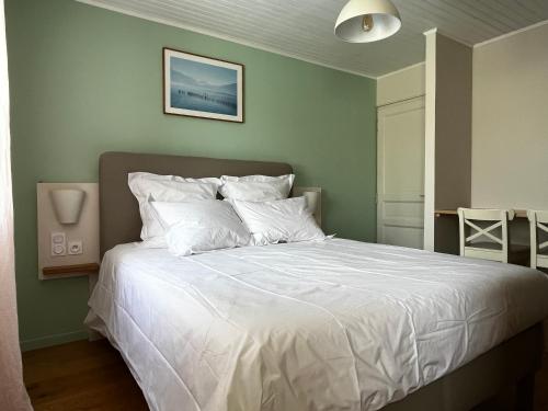 sypialnia z dużym łóżkiem z białą pościelą w obiekcie Suite parentale avec piscine privée w mieście Moussan