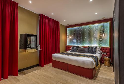 Un ou plusieurs lits dans un hébergement de l'établissement Hotel Les Bulles De Paris