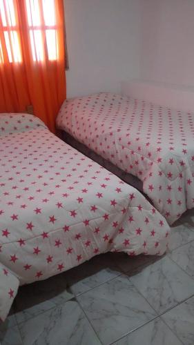 ein paar nebeneinander sitzende Betten in der Unterkunft Mahuida departamentos in Malargüe