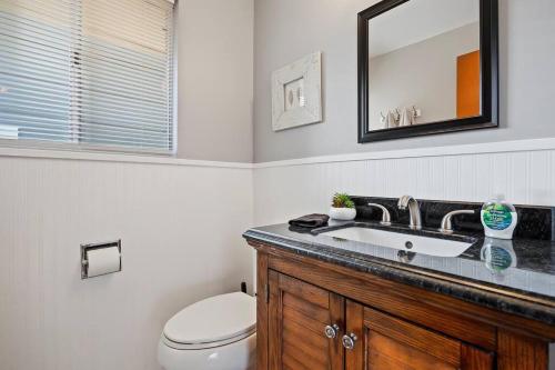 La salle de bains est pourvue d'un lavabo, de toilettes et d'un miroir. dans l'établissement The Brick House, Kellogg ID, à Kellogg