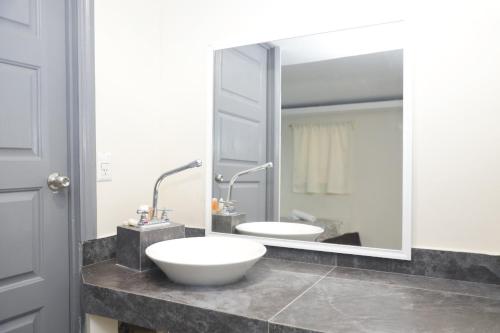 巴耶斯城的住宿－Hotel El Detalle，浴室设有白色水槽和镜子