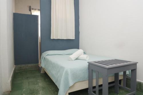 a small bedroom with a bed and a table at Hotel El Detalle in Ciudad Valles