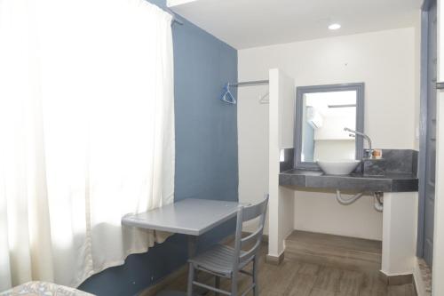 a bathroom with a sink and a mirror at Hotel El Detalle in Ciudad Valles