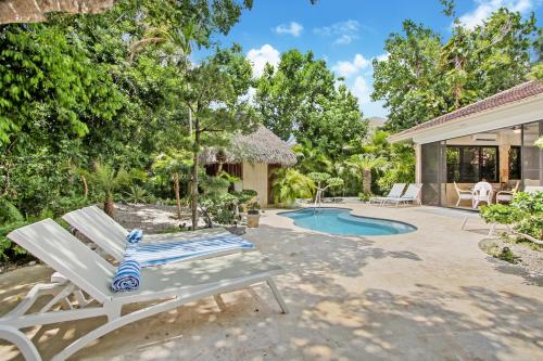 patio con sedia e piscina di Spacious 4 Bedroom Villa with Pool, Touring Cart & Maid a Punta Cana