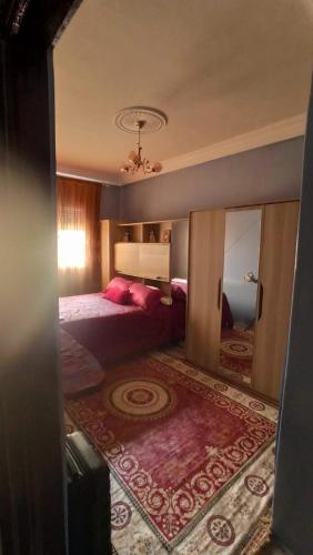 una grande camera da letto con letto e specchio di شقة مفروشة بالكامل قرب شاطئ أزمور a Azemmour