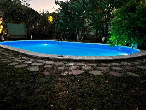 una gran piscina azul en un patio en Villa Jardin - Novosel, en Novosel