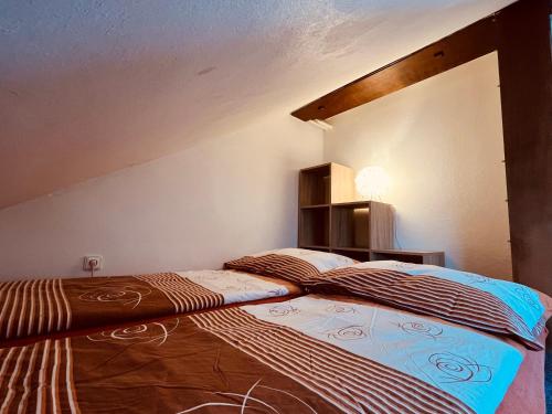 dwa łóżka siedzące obok siebie w pokoju w obiekcie Hostel Klub malých pivovarů w Czeskich Budziejowicach