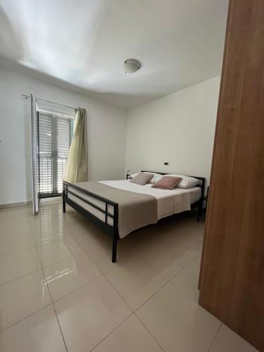 Un pat sau paturi într-o cameră la Apartments Pisačić
