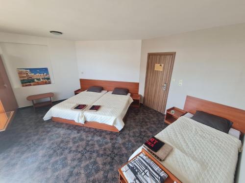 スヴェティ・ヴラスにあるАлми Almiの部屋にベッドが2つあるホテルの部屋