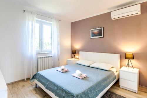 Un dormitorio con una cama con dos toallas encima. en Villa Gortan - Pool house for 7 guests near Pula Istria - Ferienhaus Istrien, en Marčana
