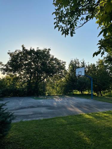 a basketball hoop in the middle of a field at Tomasova kuća in Križevci
