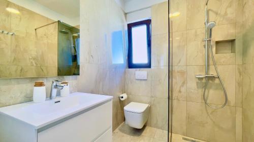 德拉馬利的住宿－Apartments Sunflower，带淋浴、卫生间和盥洗盆的浴室
