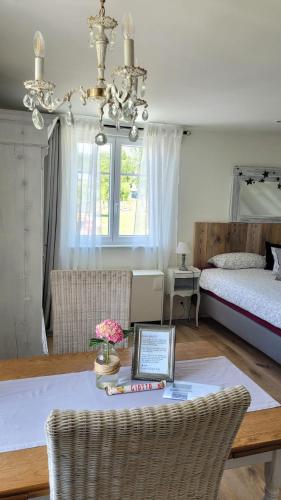 Кровать или кровати в номере Romantik-Suite Nordelsaß B&B