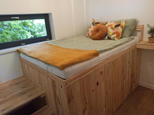 een groot bed in een kamer met een raam bij Domek na Pałukach 