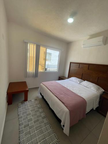 een slaapkamer met een groot bed en een raam bij Casa Comoda Con Piscina in Naranjo