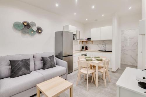 un salon avec un canapé et une table et une cuisine dans l'établissement Super T2 au Vieux Port Climatisé, à Marseille
