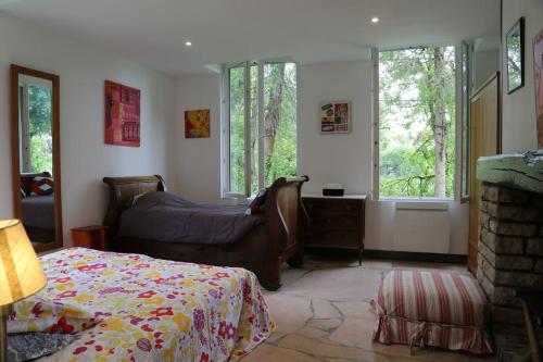 1 dormitorio con cama, sofá y ventanas en VillaSurSeine en Méry-sur-Seine