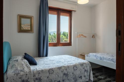 um quarto com uma cama e uma janela em [FREE Parking] Relax&Comfort a 5 minuti dalla Spiaggia em Santa Luria