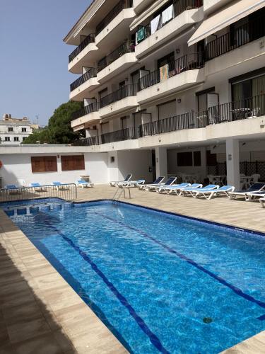 Sunny apartment with pool