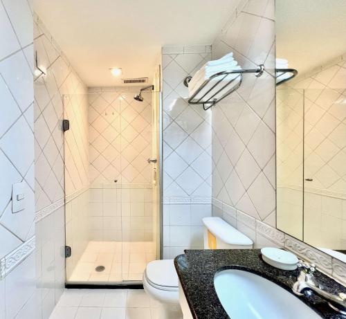 uma casa de banho com um chuveiro, um lavatório e um WC. em Apartamento 1912 World Vila Olímpia em São Paulo