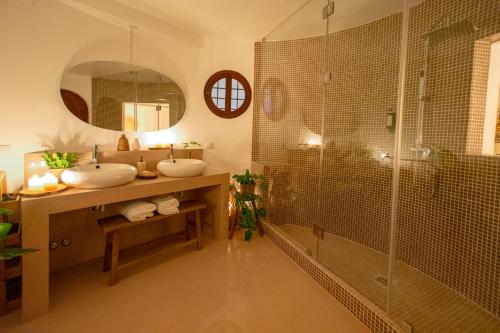 a bathroom with two sinks and a shower at Villa Pietra Estoril Eco Guesthouse in Estoril