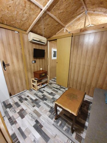 an empty room with a table and a door at La chocita de Tortosa in Tortosa