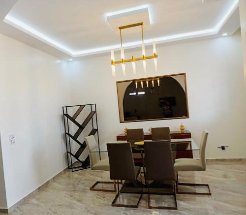 - une salle à manger avec une table et des chaises dans l'établissement VILLA AMEL, à Al Ḩārah al Kabīrah