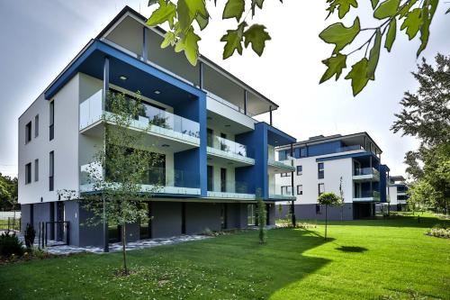 ein Apartmenthaus mit blauer Fassade in der Unterkunft Fűzliget Wave in Balatonfůzfő