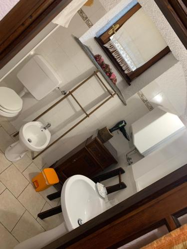 an overhead view of a bathroom with two toilets and a sink at Maison Mariot in Roure Turin