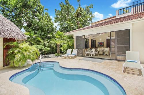 una piscina nel cortile di una casa di Spacious 4 Bedroom Villa with Pool, Touring Cart & Maid a Punta Cana