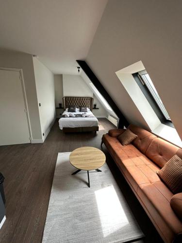 un salon avec un canapé et un lit dans l'établissement GOLDEN RESORT, à Boulogne-sur-Mer