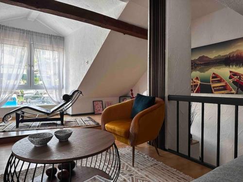 ein Wohnzimmer mit einem Sofa und einem Tisch in der Unterkunft Amina’s Auberge nähe Saarbrücken in Alsting