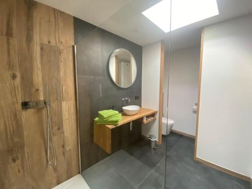 uma casa de banho com um lavatório e um espelho em Nid douillet et moderne em Beauménil